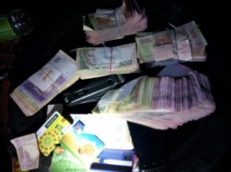 Деньги и банковские карточки обнаружили пограничники у водителя на КПВВ в Бахмутском районе