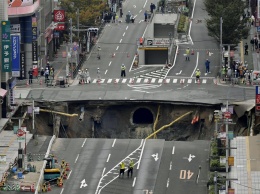 Прорыли метро: грандиозный обвал дороги в центре мегаполиса