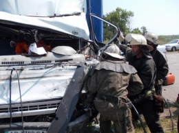 ДТП в Запорожской области: водителя зажало в помятом грузовике