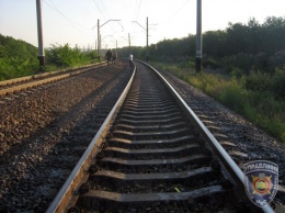 Под Харьковом поезд убил троих подростков (ФОТО)
