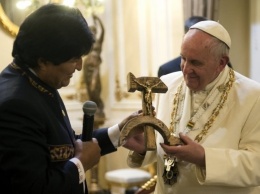 В Боливии Папе Римскому подарили крест в виде серпа и молота