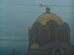В Луганске отреставрировали кресты на соборе, поврежденные ураганом