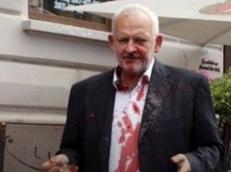 Активисты ПС облили нардепа-оппозиционера свиной кровью