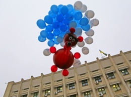 Возле Одесской ОГА в небо запустили надувного мишку, как символ пустых обещаний губернатора