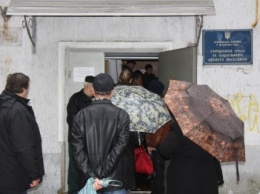 Херсонцы в очереди за субсидиями вынуждены мокнуть на улице (фото)