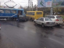В Одессе трамвай протаранил легковушку и парализовал движение (ФОТО)