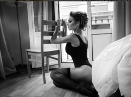 Алена Водонаева шокировала поклонников фото в шубе с голыми ногами