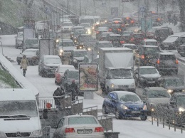 Водителей призывают быть осторожными на дорогах из-за снегопада 13 ноября