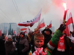 В Польше на Дне назависимости поют песни и жгут флаги Facebook