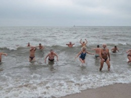 Клуб «ЭкесмТриМ» приглашает бердянцев открыть зимний сезон плавания в море