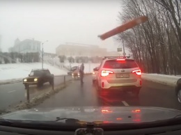 В Смоленске после ДТП агрессивный водитель бросил в обидчика столб