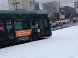 Троллейбус вылетел с дороги на тротуар на юго-западе Москвы