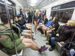 В Киеве молодежь наплевала на непогоду и прокатилась в метро в одних трусах