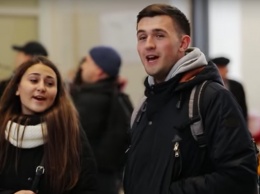 Запорожский завод отметил День рождения флешмобом на центральном вокзале (Видео)