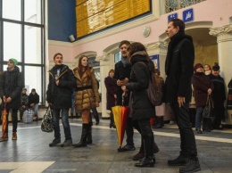 На запорожском вокзале прошел необычный флешмоб