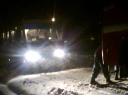 На Полтавщине спасатели освободили из снежных заторов 12 автомобилей