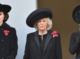 Королева Елизавета II, Кейт Миддлтон и другие члены семьи посетили парад ко Дню памяти