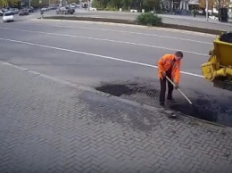 Как в Севастополе после дождя "задраивают" дорожные ямы (ВИДЕОФАКТ)
