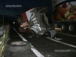 ДТП на Киевщине: Daewoo Lanos задом врезался в прицеп грузовика. ФОТО