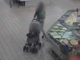 В Киеве женщина полгода воровала в супермаркетах, пряча украденное в коляску с ребенком