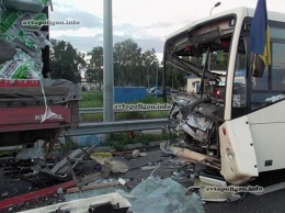 ДТП на Полтавщине: VW Passat отправил автобус с военными в грузовик - погиб человек. ФОТО