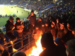 В Харькове на футбольном матче украинские фанаты сожгли флаг Сербии (ФОТО)