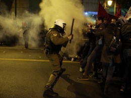 Баррикады, стычки с полицией и "коктейли Молотова": греческие леваки протестуют против НАТО и войны