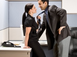 Ученые рассказали, женщины каких профессий чаще изменяют мужьям