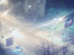 В Астрахани водитель Hyundai сбил светофор и скрылся с места ДТП