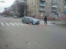 В центре Запорожья "Шкода" столкнулась с маршруткой, есть пострадавший, - ФОТОФАКТ