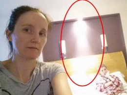 Англичанка сфотографировала ангела над кроватью больной дочери
