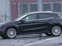 Обновленный Mercedes-Benz GLA был замечен во время тестов