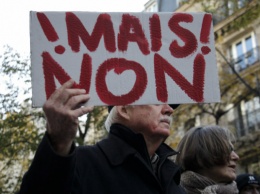 В Париже несколько сотен человек митинговали против политики Трампа