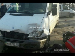 ДТП в Ужгороде: мотоциклист столкнулся с двумя Mercedes Sprinter и погиб. ФОТО