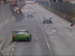 На гонке GT World Cup в Макао победил попавший в аварию Лоренс Вантхор на Audi R8. ВИДЕО