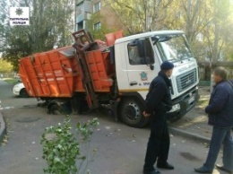 В Николаеве патрульная полиция предупредила тепловиков об ответственности за разрушение дороги - один МАЗ уже провалился
