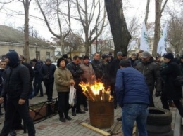 В Николаеве пикетирующие сотрудники "Прометея" намерены поджечь налоговую (ФОТО,ВИДЕО)