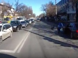 В Симферополе спешащий водитель BMW сбил на "зебре" 6-летнего ребенка и сбежал (ВИДЕО 18+)