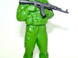 На Украине поступили в продажу "зеленые человечки" - игрушечные "участники АТО" в полной боевой раскраске