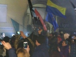 Митингующие подожгли здание в центре Киева