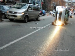 ДТП в Киеве: Volvo XC60 опрокинулся на бок, столкнувшись с припаркованным Volkswagen Multivan. ФОТО