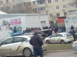 В Одессе неизвестные сейчас пытаются захватить каток "Умка" (ФОТО)