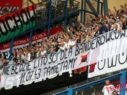 «К бандеровцам милости не будет» - плакаты на матче Суперкубка Польши