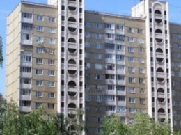 В Киеве с 10-го этажа дома выбросился мужчина