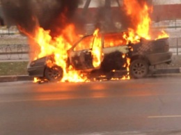 В центре Ярославля на дороге горит автомобиль