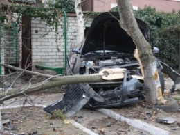 В Херсоне ДТП: автомобиль, задев два авто, врезался в стену, проломив ее (фото)