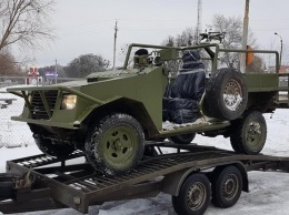 На Донбасс отправили новые штурмовые внедорожники (фото, видео)