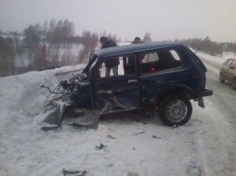 В Кемерово в ДТП с грузовиком разломало «Ниву»