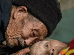 В Китае мужчина полвека заботится о парализованной жене (фото)