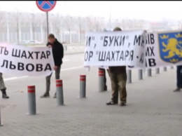 Шахтер в аэропорту встретили с баннерами «Вон из Львова»